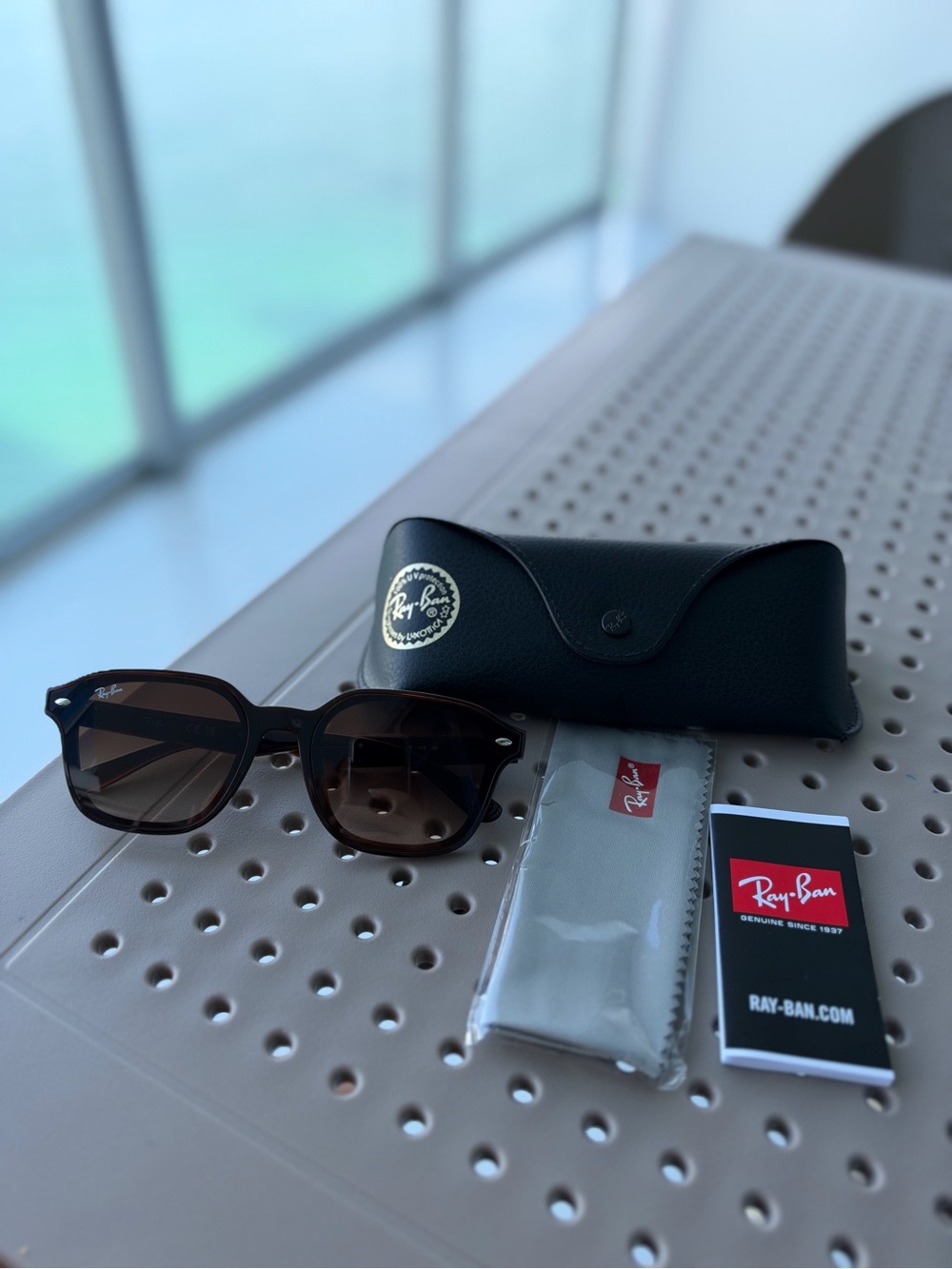 NWT Ray-ban AUTHENTIC sunglasses with case and receipt